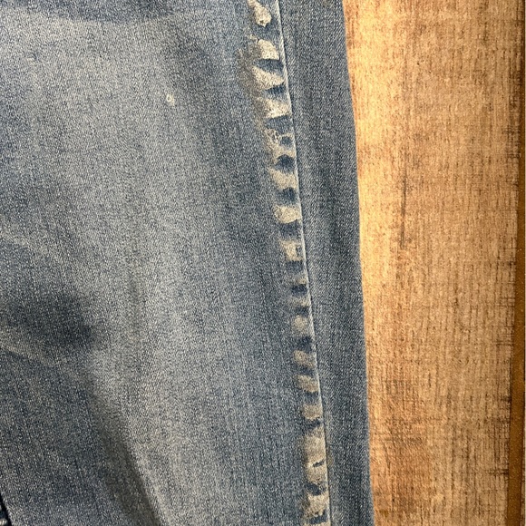 Mid-rise jeans with frayed hem and metallic detail on the side - Picture 5 of 10